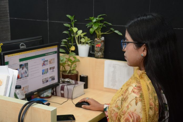 মডেল: হিমু আক্তার