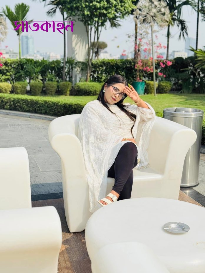 মডেল: হিমু