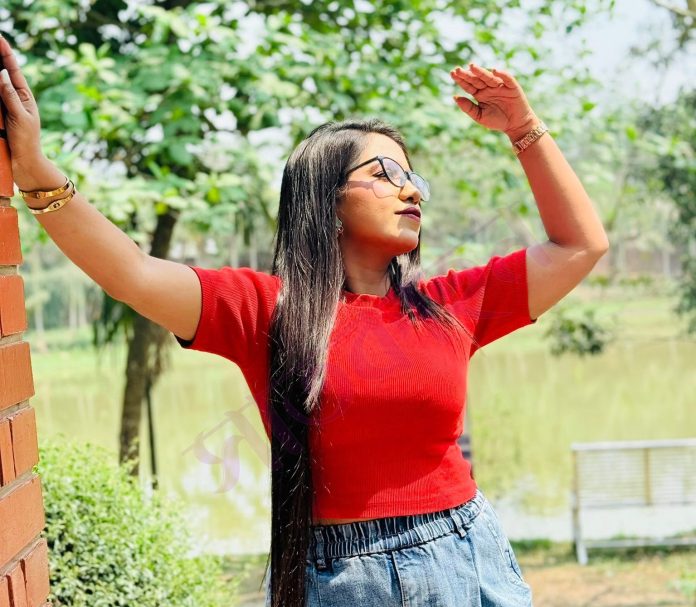 মডেল: হিমু