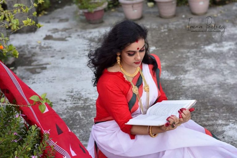 ফটোগ্যালারি : পূজার সাজে আবৃত্তি শিল্পী সুপ্রীতি গোস্বামী