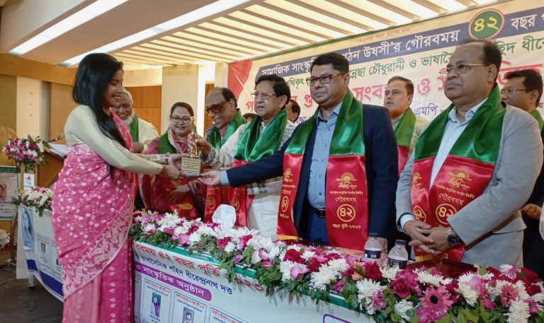 পদক পেলেন আবৃতি ও বাচিকশিল্পী নাজিয়া আফরিন