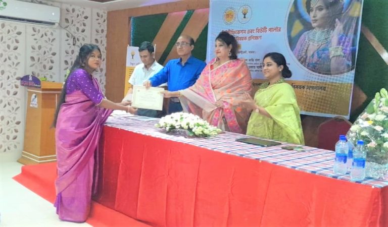 বিউটিফিকেশনে ফ্রিল্যান্সিং করেই মাসে আয় ১৫ হাজার