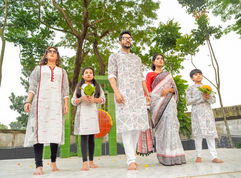 সাজ-পোশাকে একুশ