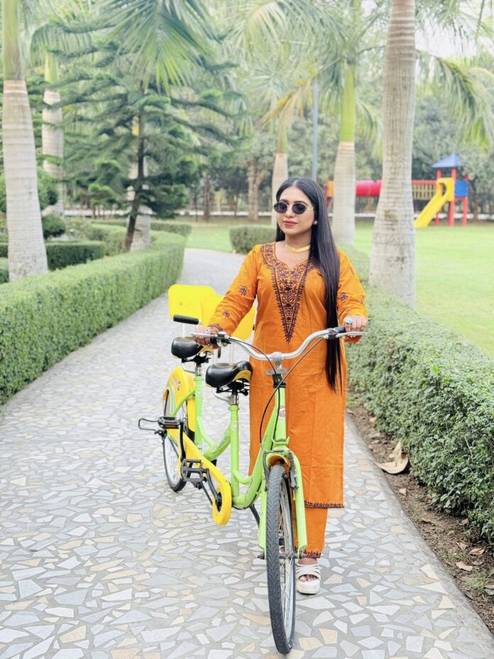 মডেল: হিমু