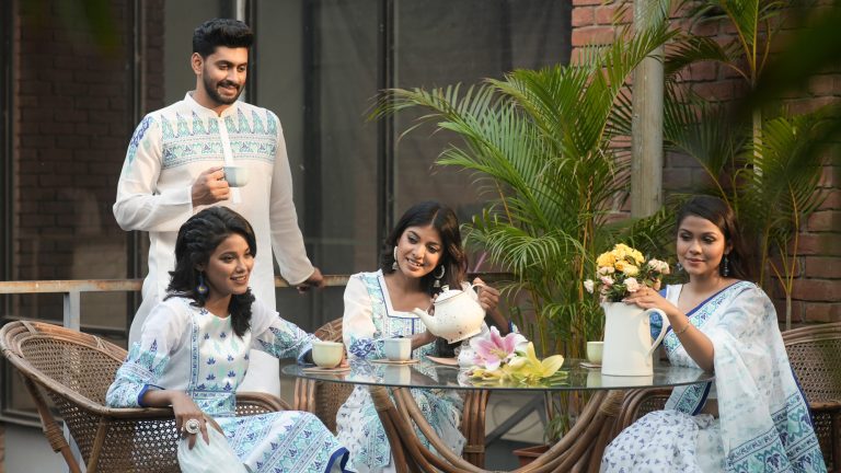 ঘুরে বেড়াতে চাই মানানসই পোশাক