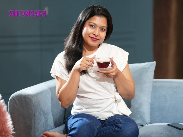 ক্যাপশন: বর্ষায় ঠান্ডা-কাশি প্রতিরোধে খেতে পারেন হারবাল চা। মডেল: ঈশিতা; ছবি: মঞ্জুরুল আলম