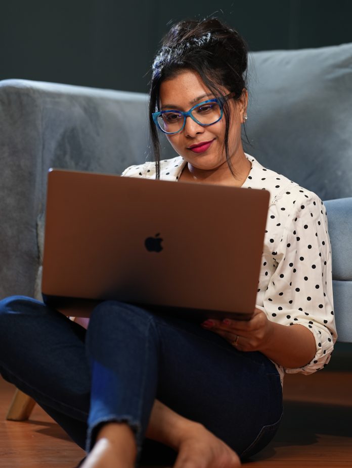 মডেল: ঈশিতা; ছবি: মঞ্জুরুল